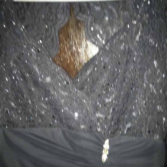 Beautiful lace and dress with a unique lace back - Picture 3 of 6